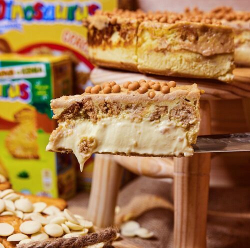 Tarta DINO White con trozos de galleta
